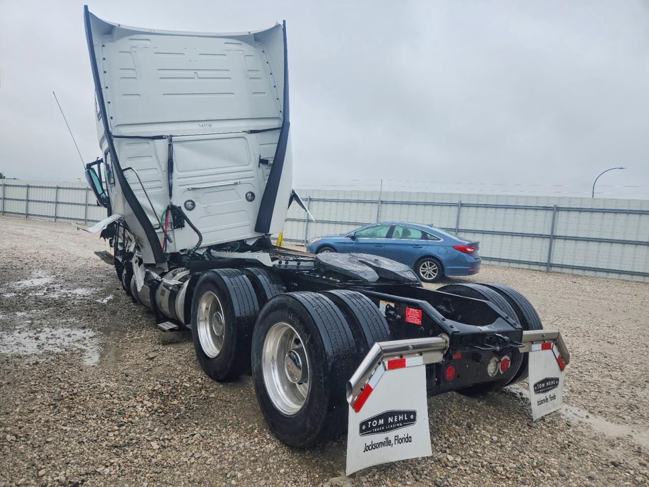 2025 Volvo Vnl VIN 4V4NC9EH1SN683885 COPART salvage auction — Side, Nx - Non-Repairable, sold $15,600 on 2026-09-24 (photo 3)