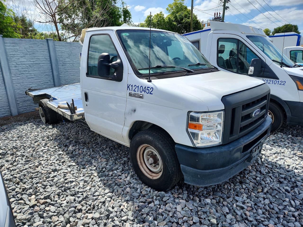 2023 Ford E-350 VIN 1FDWE3FK7PDD09744 COPART salvage auction — Minor Dent/Scratches, FL - CERTIFICATE OF TITLE, sold $8,000 on 2026-09-09 (photo 4)