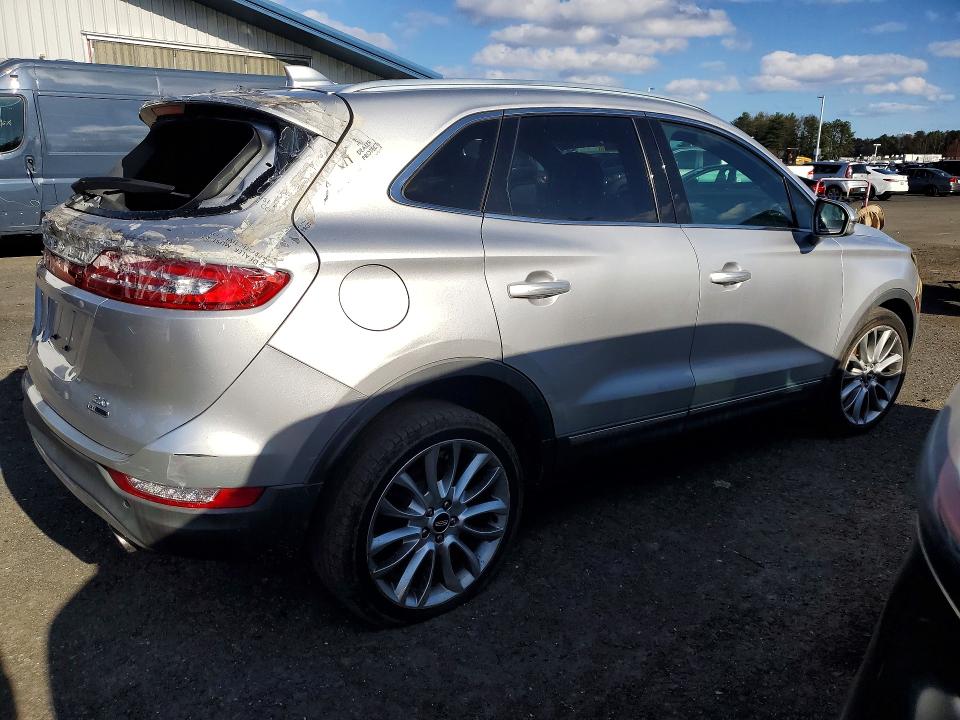 2015 Lincoln townhouse Mkc VIN 5LMCJ1A98FUJ36478 COPART salvage auction — REAR END, IN - CERTIFICATE OF TITLE, sold $4,800 on 2026-07-30 (photo 3)