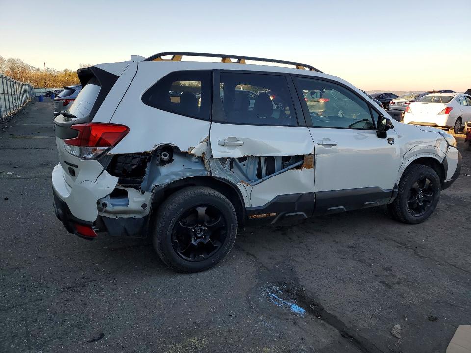 2022 Subaru Forester VIN JF2SKAMCXNH439892 COPART salvage auction — SIDE, Salvage Title, sold $7,600 on 2026-07-14 (photo 3)
