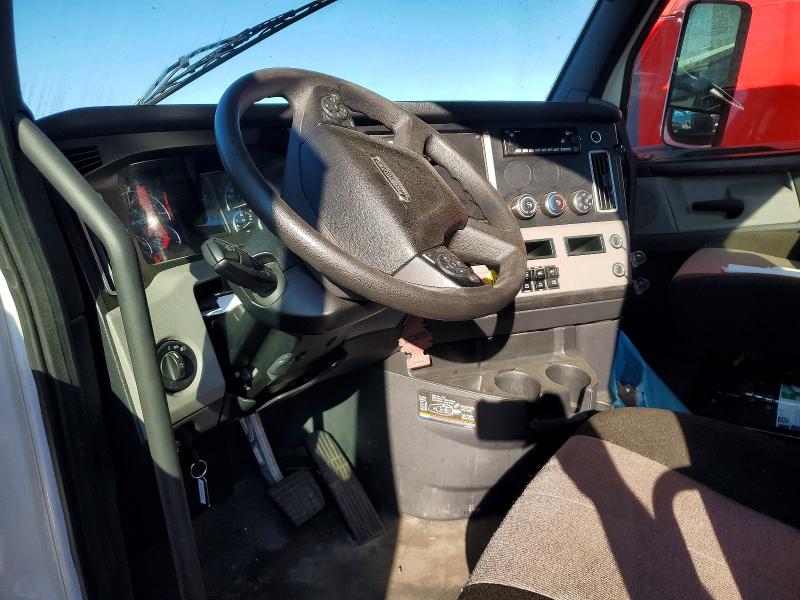 2025 Freightliner Cascadia 126 VIN 1FUJHLFGXSLVN5342 COPART salvage auction — ROLLOVER, WV - SALVAGE CERTIFICATE, sold $14,000 on 2026-08-13 (photo 5)