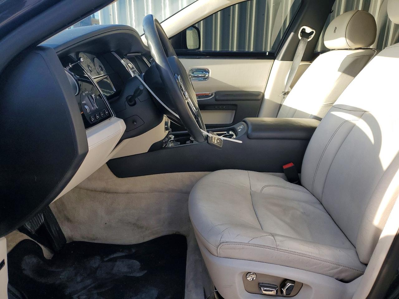 2010 Rolls-Royce Ghost VIN SCA664S59AUX48675 COPART salvage auction — Side, Rb - Salvage Title, sold $38,750 on 2026-09-25 (photo 7)