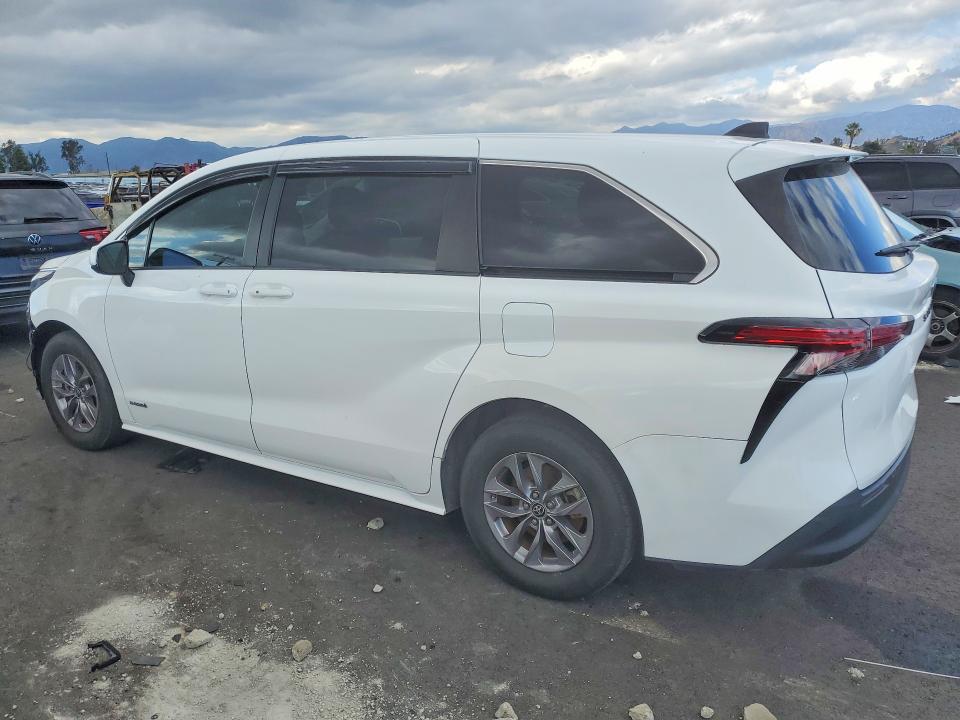 2021 Toyota Sienna VIN 5TDKRKEC5MS027453 COPART salvage auction — FRONT END, Salvage Title, sold $10,400 on 2026-07-20 (photo 2)