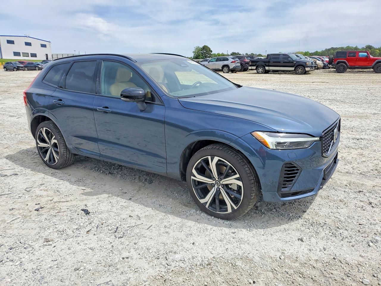 2025 Volvo XC60 VIN YV4H60RM2S1189607 COPART salvage auction — Side, GA - CERT OF TITLE-SALVAGE, sold $33,250 on 2026-08-19 (photo 4)