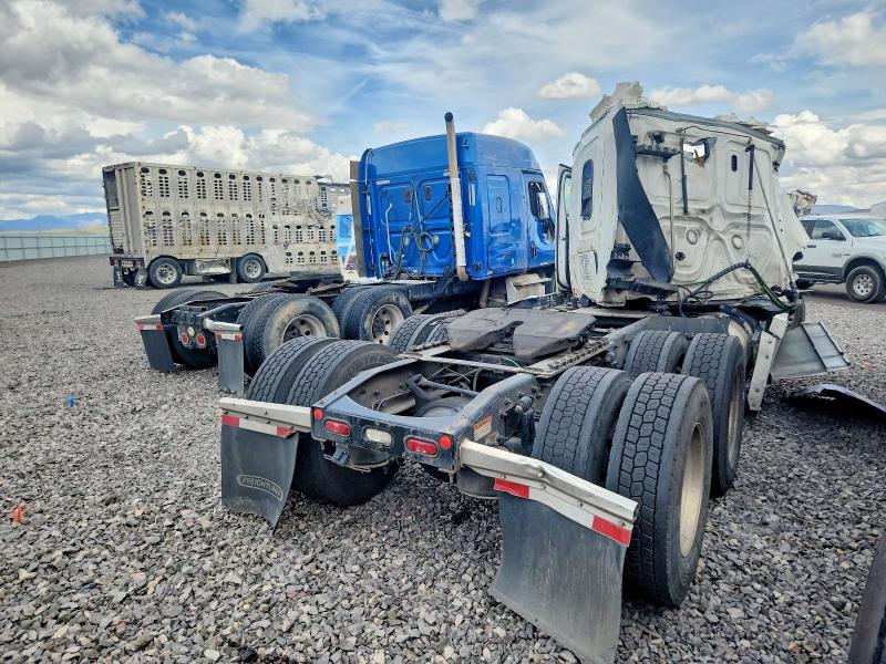 2021 Freightliner Cascadia 126 VIN 3AKJHHDR1MSME6353 COPART salvage auction — ROLLOVER, CA - NON-REPAIRABLE VEHICLE CERT, sold $50 on 2026-07-09 (photo 4)