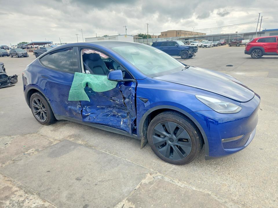 2024 Tesla Model y VIN 7SAYGDEE8RF201611 COPART salvage auction — SIDE, TX - SALVAGE VEHICLE TITLE, sold $12,000 on 2026-07-23 (photo 4)
