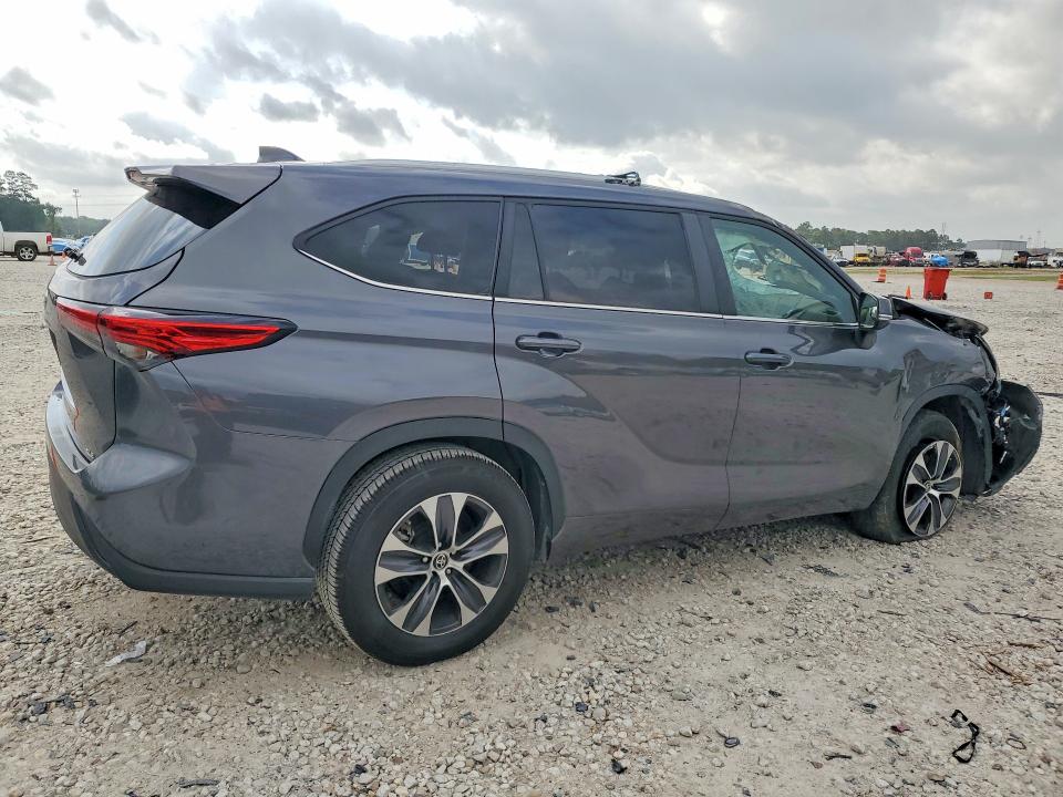 2023 Toyota Highlander VIN 5TDKDRAH7PS023918 COPART salvage auction — ROLLOVER, Tx - Certificate Of Title, sold $6,400 on 2026-07-04 (photo 3)