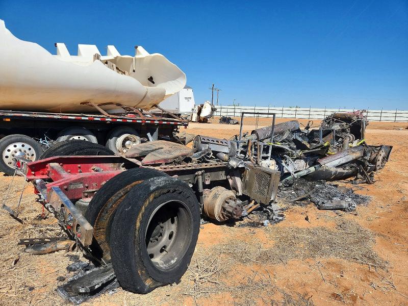 1998 Freigliner VIN 1FUPCDZB0WP972191 COPART salvage auction — BURN, TX - NONREPAIRABLE TITLE, sold $10 on 2026-07-30 (photo 4)