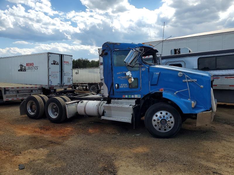 2016 Kenworth T800 VIN 1XKDD49X5GJ130121 COPART salvage auction — ROLLOVER, NC - SALVAGE CERTIFICATE OF TITLE, sold $2,000 on 2026-07-30 (photo 9)