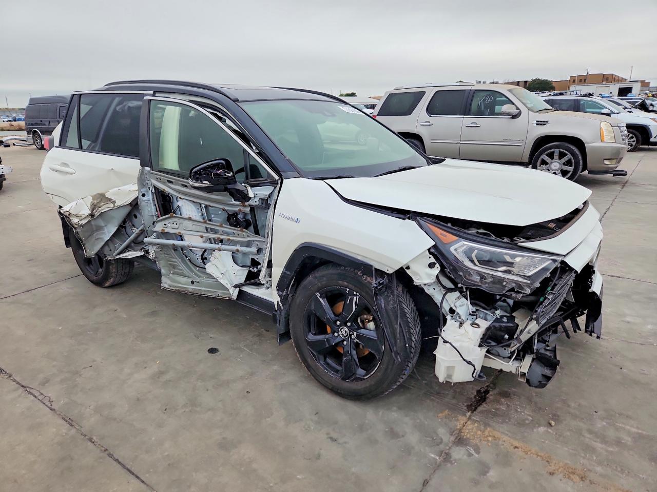 2021 Toyota RAV4 VIN JTME6RFV3MD517884 COPART salvage auction — Side, TX - SALVAGE VEHICLE TITLE, sold $9,800 on 2026-07-02 (photo 4)