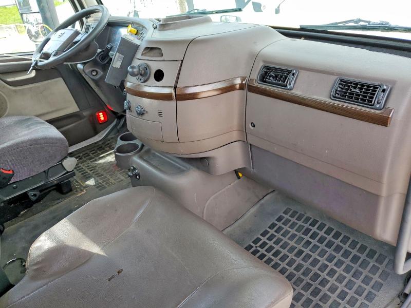 2018 Volvo VIN 4V4N39TG6JN892760 COPART salvage auction — NORMAL WEAR, In - Certificate Of Title, sold $5,700 on 2026-07-10 (photo 8)