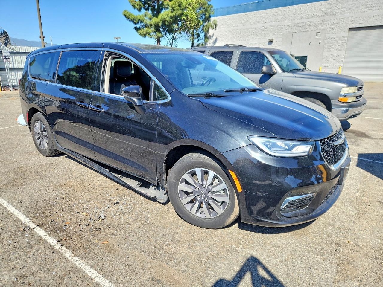 2023 Chrysler Pacifica VIN 2C4RC1L75PR626219 COPART salvage auction — All Over, CA - SALVAGE CERTIFICATE, sold $6,800 on 2026-07-14 (photo 4)