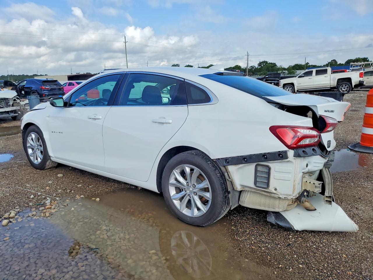 2020 Chevrolet Malibu Limited VIN 1G1ZD5ST3LF098256 COPART salvage auction — All Over, TX - SALVAGE VEHICLE TITLE, sold $800 on 2026-06-29 (photo 2)