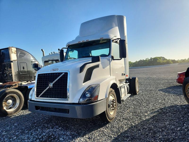 2017 Volvo Vnl VIN 4V4N39TG5HN988082 COPART salvage auction — NORMAL WEAR, In - Certificate Of Title, sold $5,500 on 2026-08-03 (photo 2)