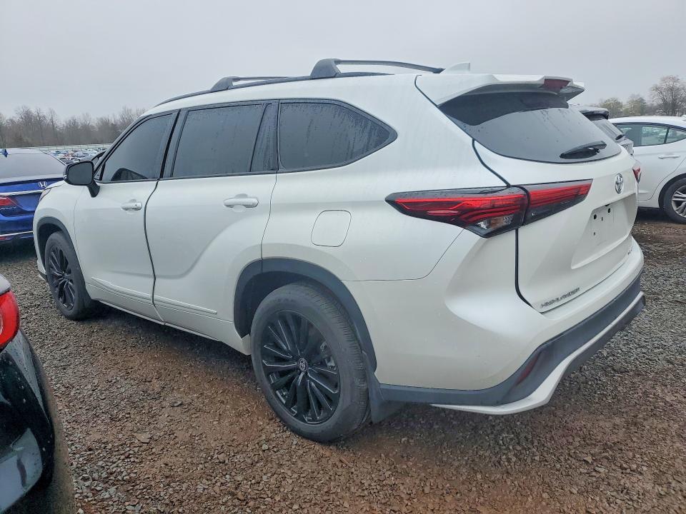 2023 Toyota Highlander VIN 5TDKDRBH4PS019260 COPART salvage auction — MINOR DENT/SCRATCHES, Nj - Cert Of Title-Salvage, sold $28,500 on 2026-07-07 (photo 2)