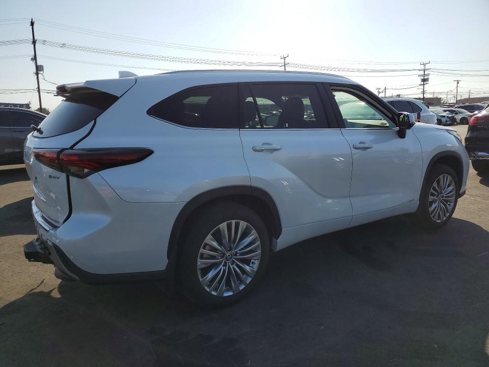 2026 Toyota Highlander VIN 5TDEBRCHXTS700146 COPART salvage auction — REAR END, Salvage Title, sold $33,250 on 2026-07-15 (photo 3)
