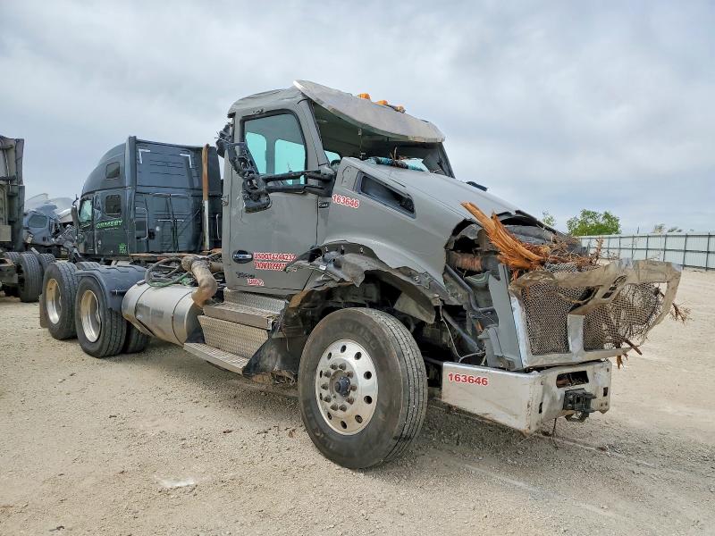 2025 Kenworth T880 VIN 1XKZDK9X4SJ163646 COPART salvage auction — ROLLOVER, TX - SALVAGE VEHICLE TITLE, sold $9,400 on 2026-07-09 (photo 1)