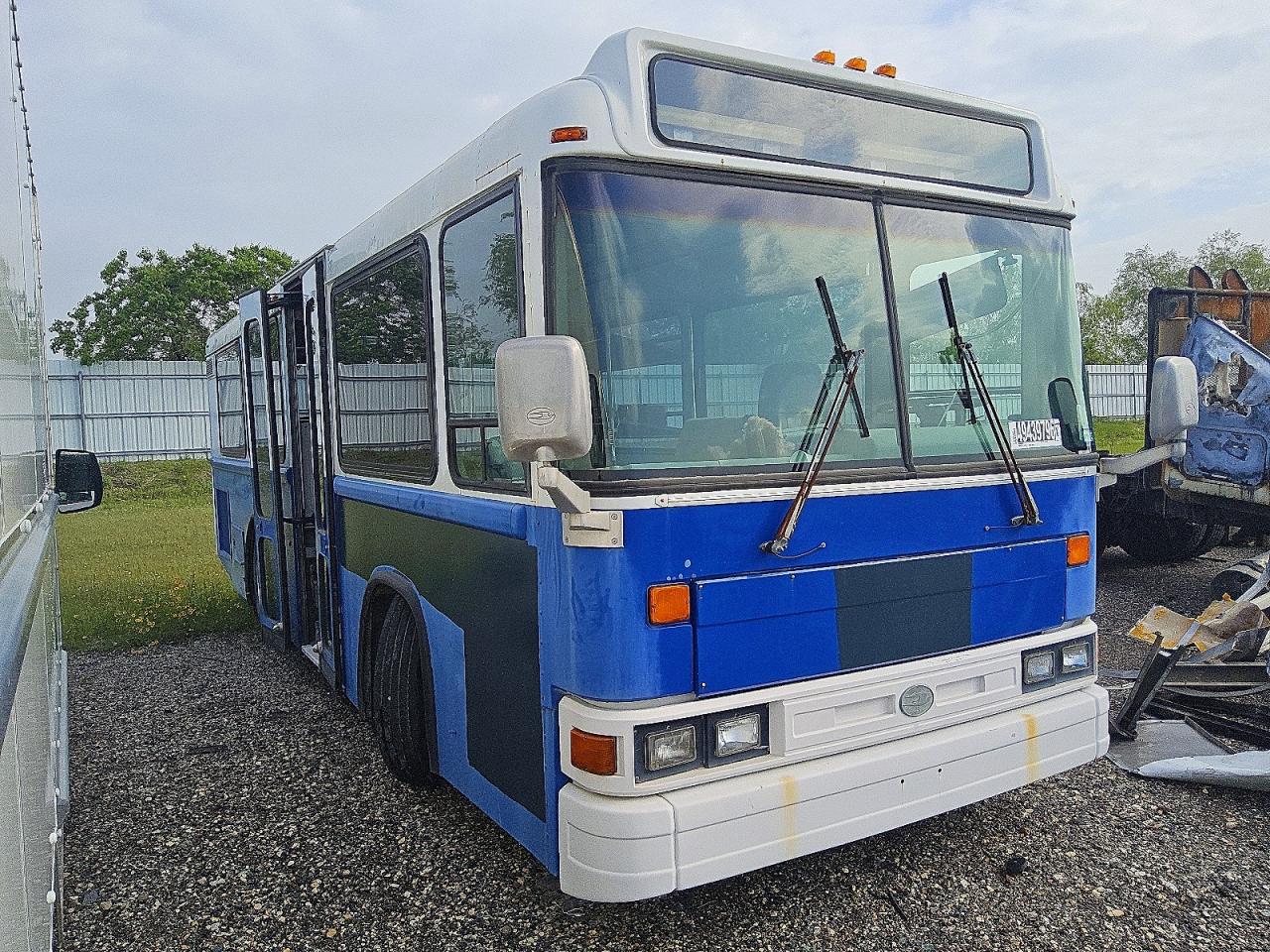 1999 Blue Bus VIN 1BAGEBSA8XF085849 COPART salvage auction — Minor Dent/Scratches, TX - CERTIFICATE OF TITLE, sold $550 on 2026-05-05 (photo 1)