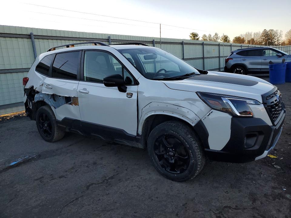 2022 Subaru Forester VIN JF2SKAMCXNH439892 COPART salvage auction — SIDE, Salvage Title, sold $7,600 on 2026-07-14 (photo 4)