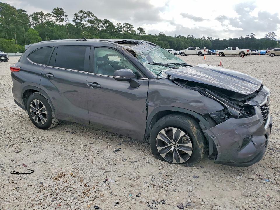 2023 Toyota Highlander VIN 5TDKDRAH7PS023918 COPART salvage auction — ROLLOVER, Tx - Certificate Of Title, sold $6,400 on 2026-07-04 (photo 4)