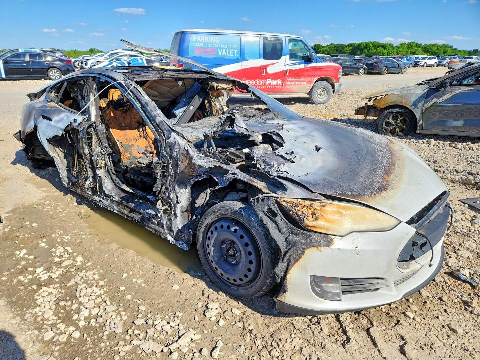 2015 Tesla Model s VIN 5YJSA1S22FF082785 COPART salvage auction — Burn Engine, IN - CERTIFICATE OF TITLE, sold $200 on 2026-07-27 (photo 4)