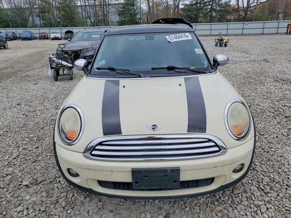 2010 Mini Cooper clubman VIN WMWML3C52ATX38171 COPART salvage auction — NORMAL WEAR, MA - CERTIFICATE OF TITLE, sold $800 on 2026-08-13 (photo 5)