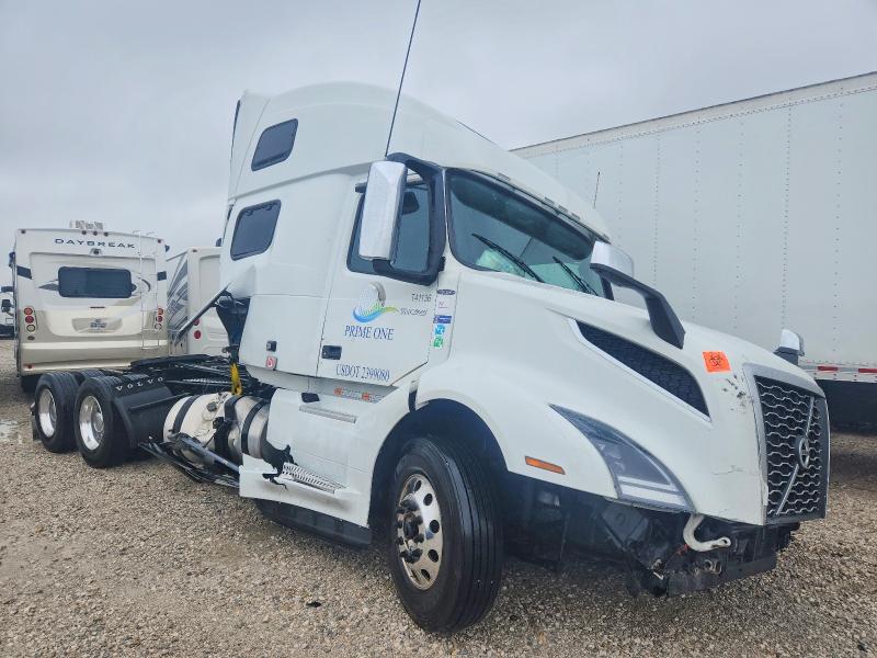 2025 Volvo Vnl VIN 4V4NC9EH1SN683885 COPART salvage auction — SIDE, TX - NONREPAIRABLE TITLE, sold $19,200 on 2026-10-08 (photo 1)