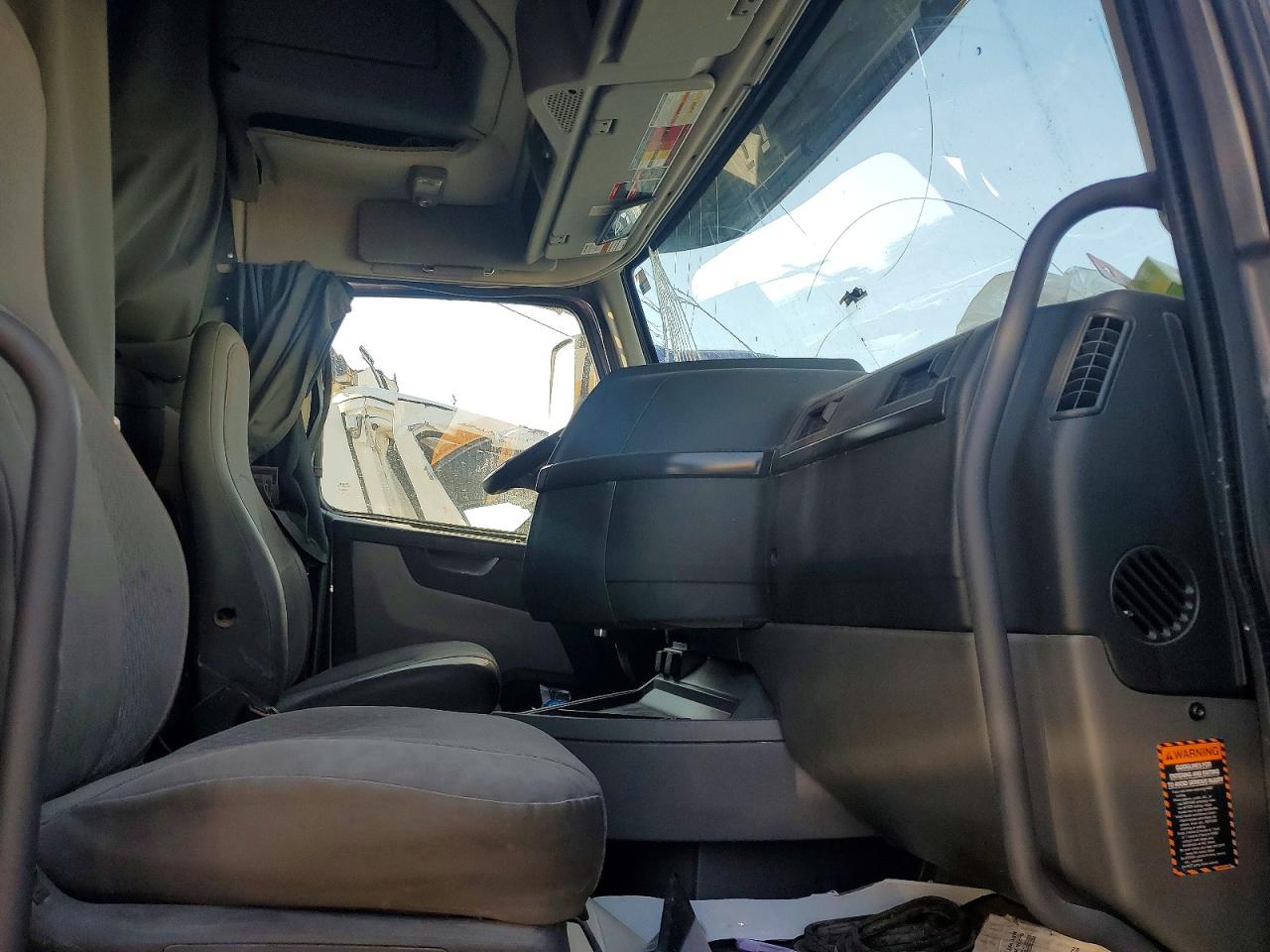 2022 Volvo VNL VIN 4V4NC9EH7NN298013 COPART salvage auction — Rollover, OH - CERT OF TITLE-SALVAGE, sold $10,500 on 2026-07-09 (photo 5)
