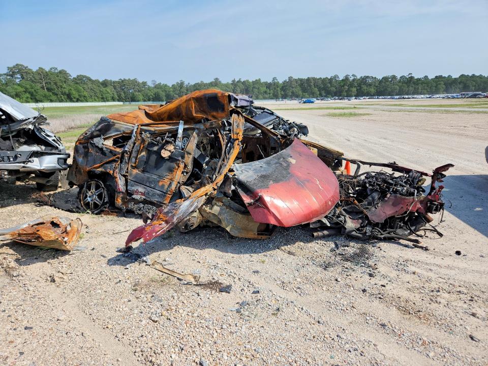 2008 Chrysler Pacifica VIN 2A8GM68X08R144584 COPART salvage auction — BURN, Tx - Nonrepairable Title, sold $200 on 2026-09-11 (photo 3)
