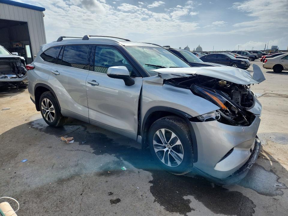 2021 Toyota Highlander VIN 5TDGZRBH1MS074283 COPART salvage auction — SIDE, Tx - Certificate Of Title, sold $400 on 2026-07-29 (photo 4)