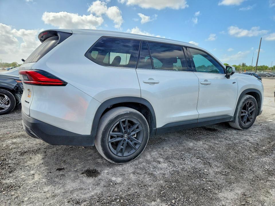 2024 Toyota Highlander VIN 5TDAAAA50RS017182 COPART salvage auction — SIDE, Fl - Cert Of Title Slvg Rebuildable, sold $27,000 on 2026-07-07 (photo 3)