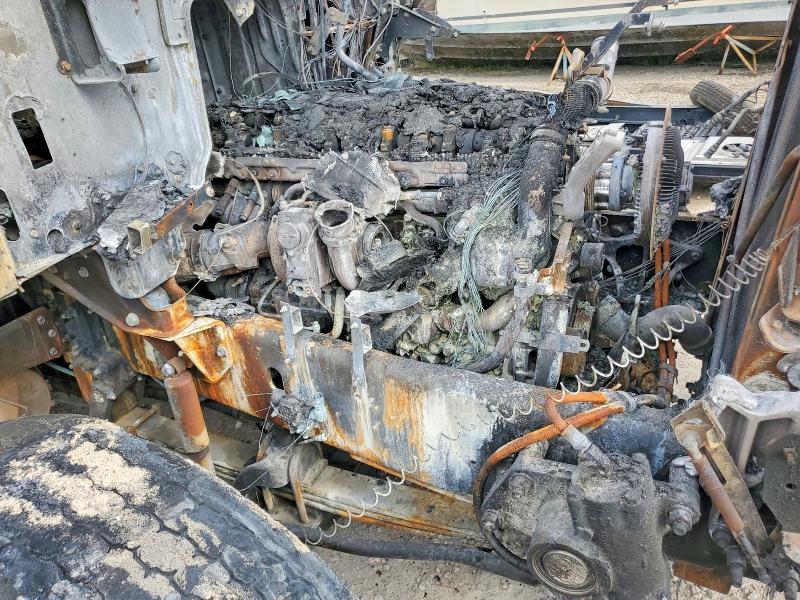 2020 Mack Granite VIN 1M2GR2GC8LM013488 COPART salvage auction — BURN, TX - SALVAGE VEHICLE TITLE, sold $275 on 2026-09-04 (photo 9)