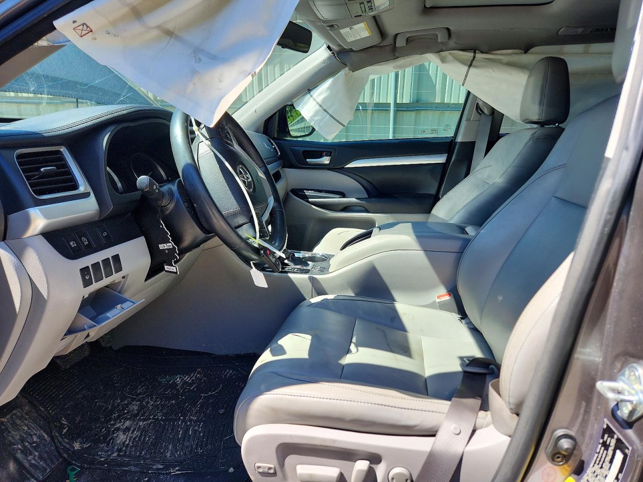 2017 Toyota Highlander VIN 5TDKZRFH1HS517977 COPART salvage auction — Side, TX - SALVAGE VEHICLE TITLE, sold $6,900 on 2026-07-02 (photo 7)