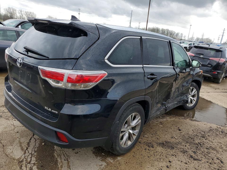 2015 Toyota Highlander VIN 5TDJKRFH7FS073839 COPART salvage auction — SIDE, Salvage Title, sold $6,200 on 2026-07-31 (photo 3)
