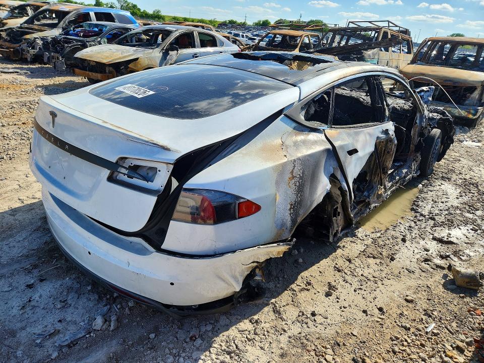 2015 Tesla Model s VIN 5YJSA1S22FF082785 COPART salvage auction — Burn Engine, IN - CERTIFICATE OF TITLE, sold $200 on 2026-07-27 (photo 3)