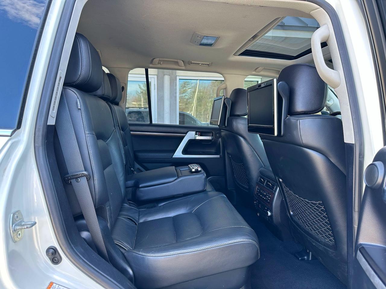 2017 Toyota Land cruiser VIN JTMCY7AJ7H4052946 COPART salvage auction — Minor Dent/Scratches, IL - CERTIFICATE OF TITLE (P), sold $38,250 on 2026-05-29 (photo 6)