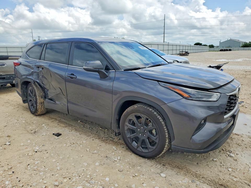 2023 Toyota Highlander VIN 5TDKDRAH8PS526499 COPART salvage auction — SIDE, Salvage Title, sold $12,900 on 2026-07-09 (photo 4)