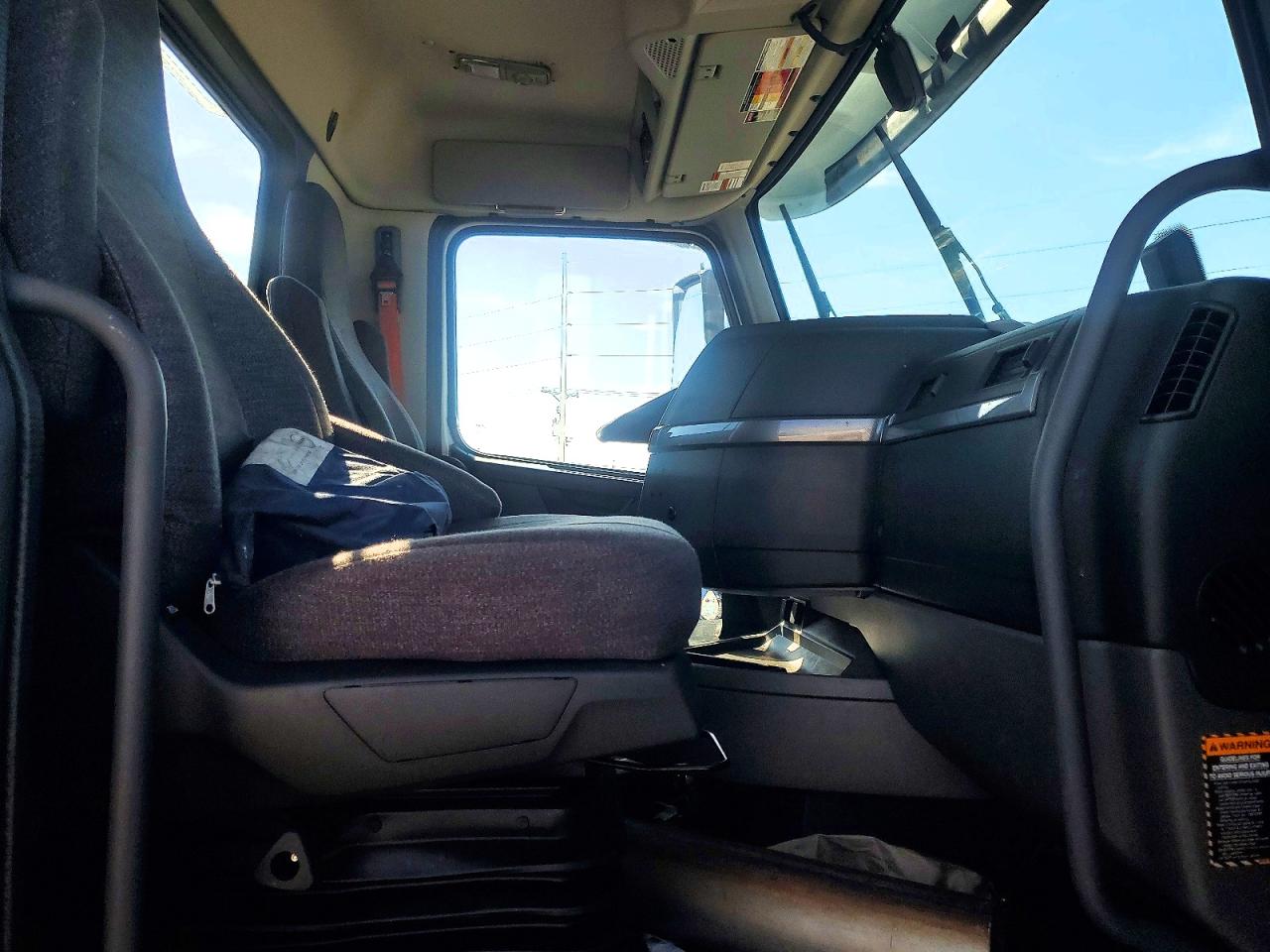 2021 Volvo VNR VIN 4V4WC9DG3MN600148 COPART salvage auction — Side, OR - SALVAGE TITLE CERTIFICATE, sold $875 on 2026-07-09 (photo 5)