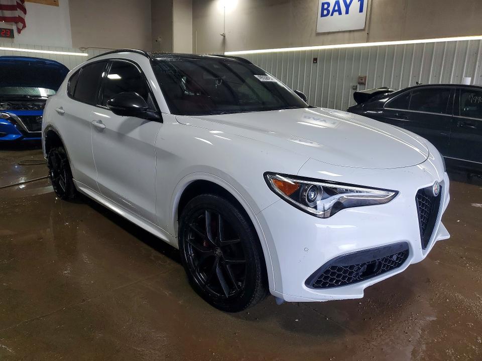 2020 Alfa romeo Stelvio VIN ZASPAKBN4L7C95848 COPART salvage auction — SIDE, Il - Salvage Certificate, sold $12,100 on 2026-07-09 (photo 4)