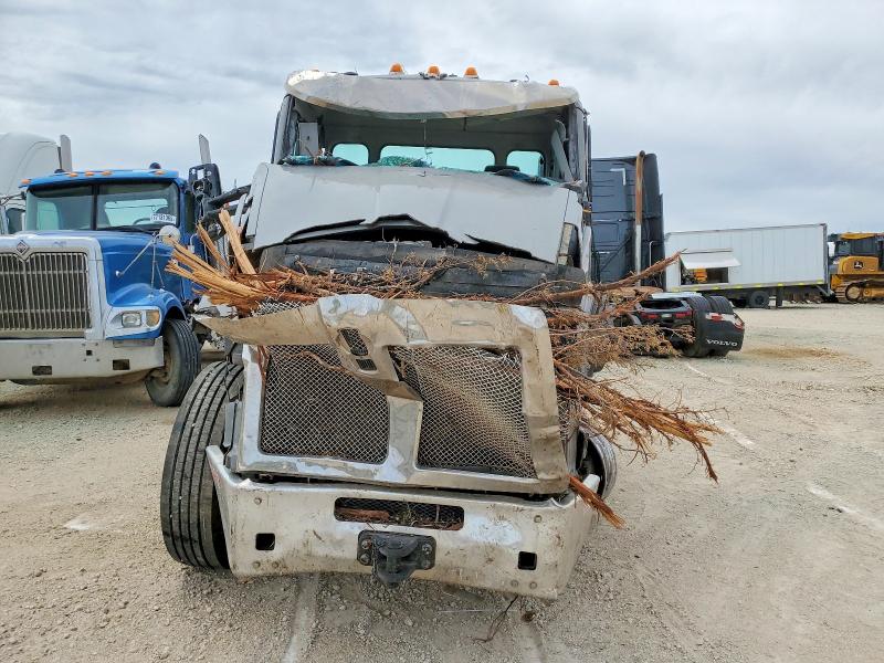 2025 Kenworth T880 VIN 1XKZDK9X4SJ163646 COPART salvage auction — ROLLOVER, TX - SALVAGE VEHICLE TITLE, sold $9,400 on 2026-07-09 (photo 9)