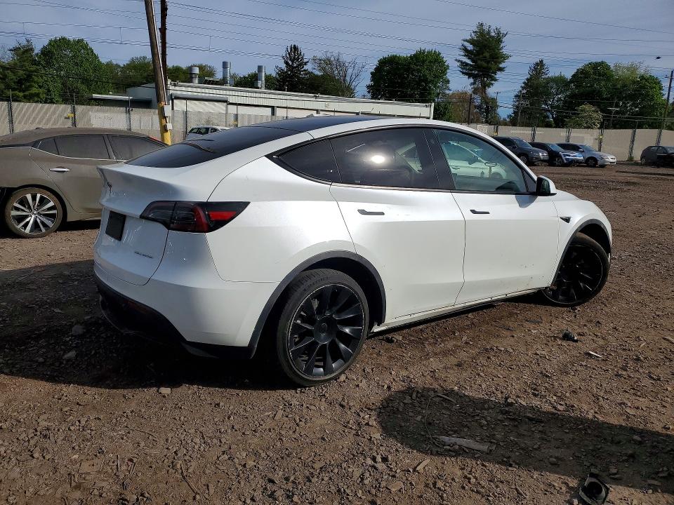 2023 Tesla Model y VIN 7SAYGDEE9PA025095 COPART salvage auction — SIDE, Salvage Title, sold $9,100 on 2026-07-15 (photo 3)