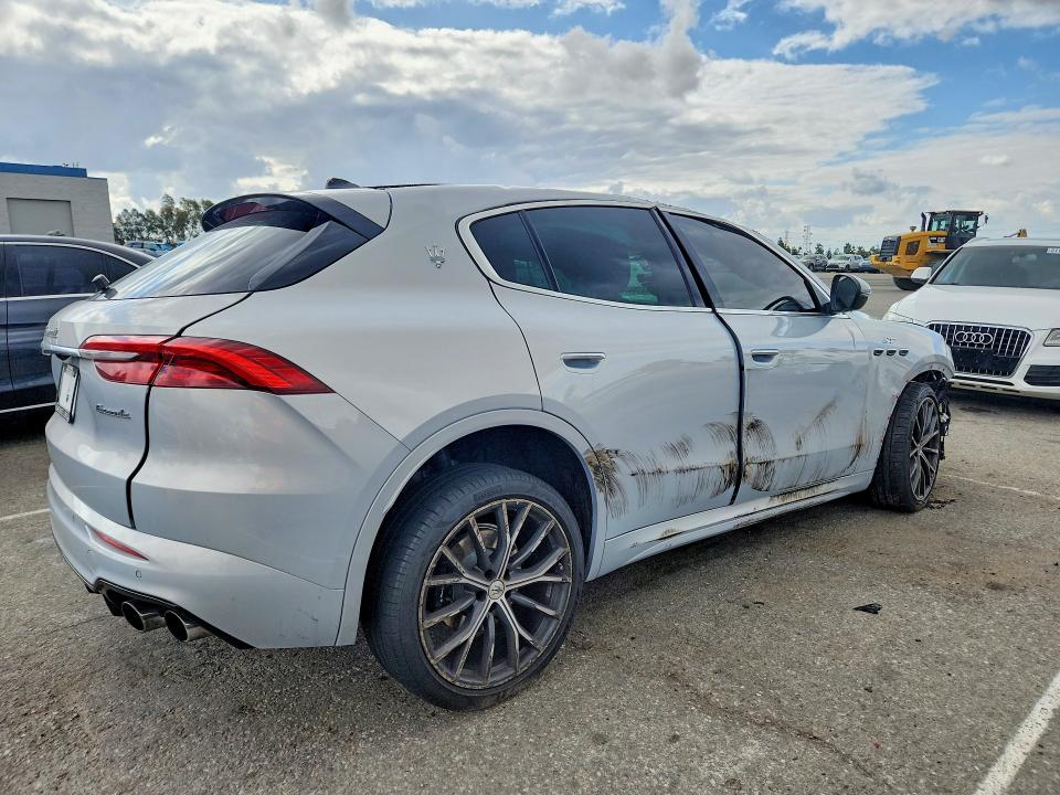 2023 Maserati Grecale VIN ZN682AVA3P7415995 COPART salvage auction — ROLLOVER, Ca - Salvage Certificate, sold $4,850 on 2026-07-16 (photo 3)