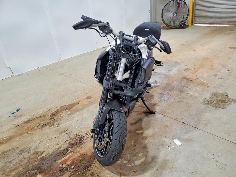 2013 Ducati Diavel VIN ZDM13BLW5DB011906 COPART salvage auction — FRONT END, TX - SALVAGE VEHICLE TITLE, sold $2,450 on 2026-07-02 (photo 2)