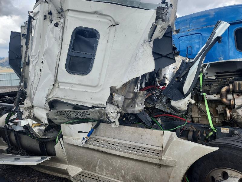 2021 Freightliner Cascadia 126 VIN 3AKJHHDR1MSME6353 COPART salvage auction — ROLLOVER, CA - NON-REPAIRABLE VEHICLE CERT, sold $50 on 2026-07-09 (photo 5)