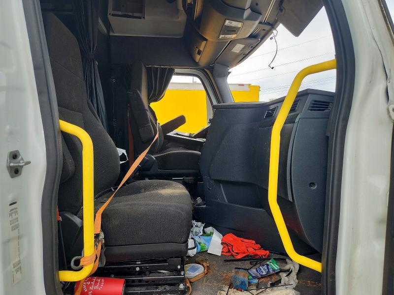 2026 Freightliner Cascadia 126 VIN 3AKJHHDR7TSWM3921 COPART salvage auction — ROLLOVER, IN - CERT OF TITLE-SALVAGE TITLE, sold $57,000 on 2026-08-20 (photo 5)