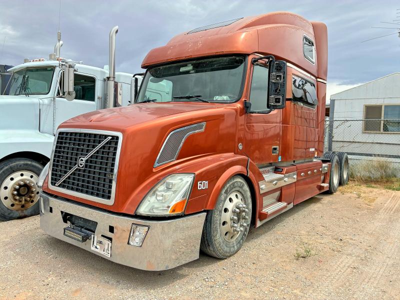 2007 Volvo Vn VIN 4V4NC9KK87N466664 COPART salvage auction — MINOR DENT/SCRATCHES, Tx - Certificate Of Title (P), sold $13,000 on 2026-07-08 (photo 2)