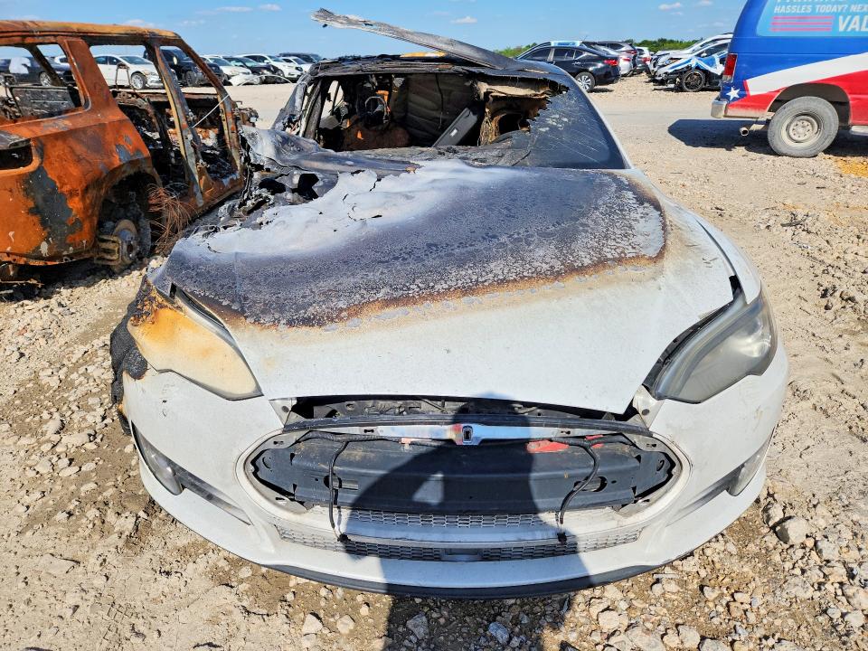 2015 Tesla Model s VIN 5YJSA1S22FF082785 COPART salvage auction — Burn Engine, IN - CERTIFICATE OF TITLE, sold $200 on 2026-07-27 (photo 5)