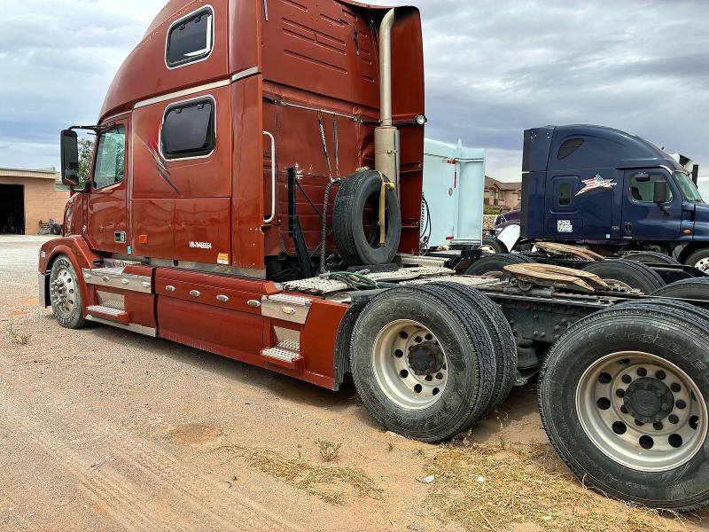 2007 Volvo Vn VIN 4V4NC9KK87N466664 COPART salvage auction — MINOR DENT/SCRATCHES, Tx - Certificate Of Title (P), sold $13,000 on 2026-07-08 (photo 3)