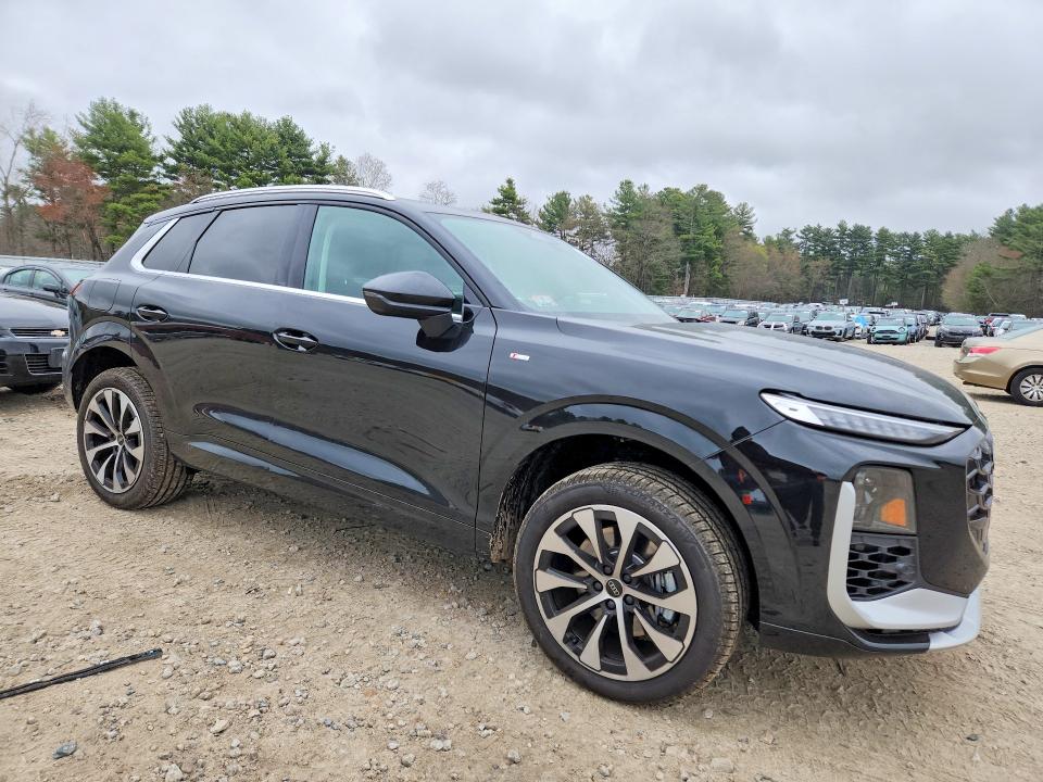 2026 Audi Q3 VIN WA1ABCFJXT1030003 COPART salvage auction — SIDE, Salvage Title, sold $18,000 on 2026-07-16 (photo 4)