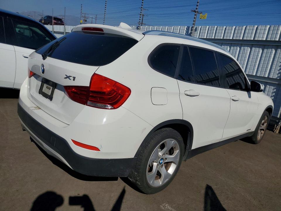 2015 BMW X1 VIN WBAVM1C54FVW56833 COPART salvage auction — MINOR DENT/SCRATCHES, Ca - Dis/Dlr/Exp Only Clean Title, sold $1,150 on 2026-07-08 (photo 3)
